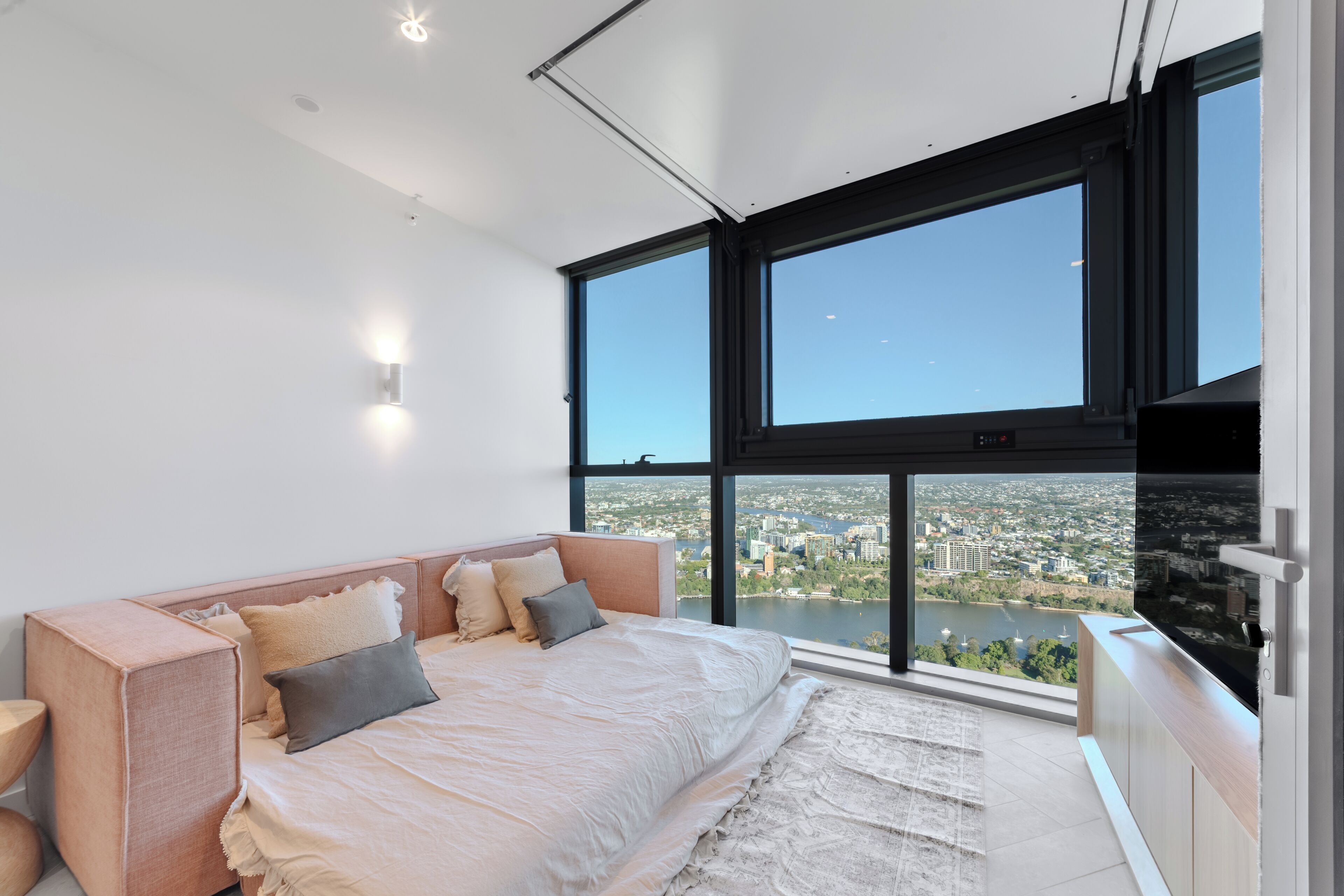 2 bedrooms, iron/ironing board, internet, bed sheets