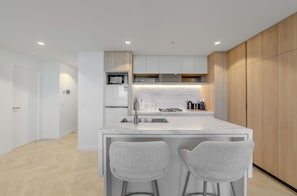 Wasserkocher mit Kaffee-/Teezubehör, Kühlschrank, Mikrowelle, Ofen