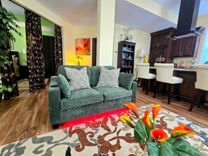 Living area - Beautiful, elegant open living space. (Mirror)