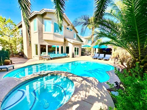 Relaxing & Luxurious Private Oasis w heated Pool/Spa 10 min from Las Vegas Strip