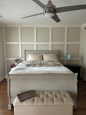 Tabla de planchar con plancha, wifi y ropa de cama