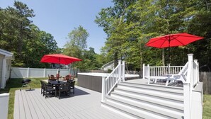 Eine Terrasse mit Gartenmöbeln und einem Whirlpool.