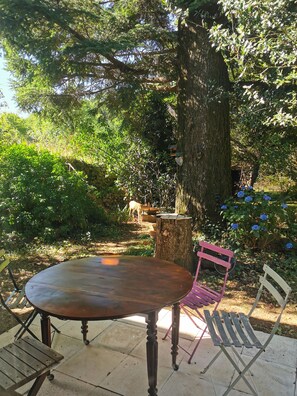 Outdoor dining - Le Grand Pin – a boreal-style house/cabin in Ardèche (Thueyts)