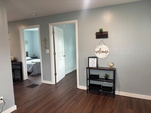 Travel cot, free WiFi, bed sheets, wheelchair access - The Arkside Cottage - The ark, creation museum, Williamstown marina (Williamstown)