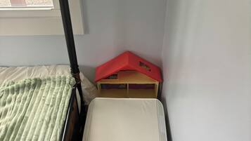 Cuna de viaje, wifi gratis y ropa de cama