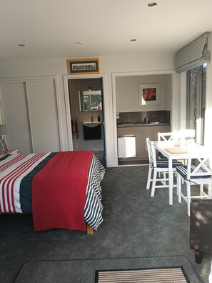 1 slaapkamer, een strijkplank/strijkijzer, internet, beddengoed