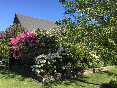 Hawea River Retreat. Magnificent private location,walking track at our gate.