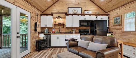 Wasserkocher mit Kaffee-/Teezubehör, Kühlschrank, Mikrowelle, Ofen