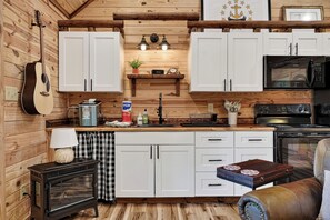 Wasserkocher mit Kaffee-/Teezubehör, Kühlschrank, Mikrowelle, Ofen