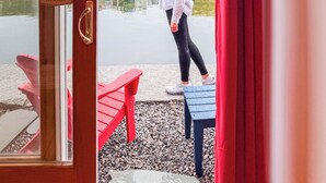 Una mujer de pie frente a una puerta con un cartel que dice 'PLEASE WATCH YOUR STEP'.