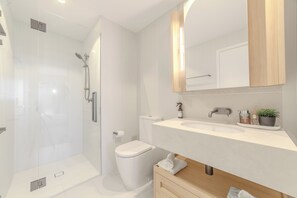 Hair dryer, towels, soap, toilet paper - Sunrise Views on Level 57 | Queen's Wharf King Suite | Pool, Sauna & Parking (Brisbane City)