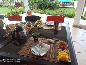 Outdoor dining - Vrbo Property (Tumaraa)