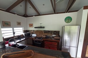 Private kitchen - Vrbo Property (Tumaraa)