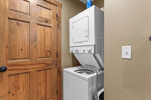 A laundry room with a wooden door and a white washing machine. - Peaceful Retreat Mins to Silver Dollar City&Table Rock Lake_Free Attraction Tickets_Cmty Pools (Branson)