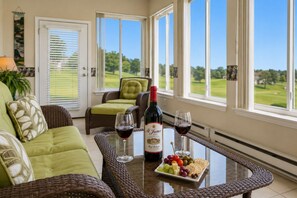 Interior - Perfect Central Branson Stay Golf Course View • Show Discounts (Branson)