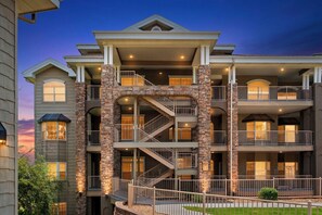 Exterior - Perfect Central Branson Stay Golf Course View • Show Discounts (Branson)