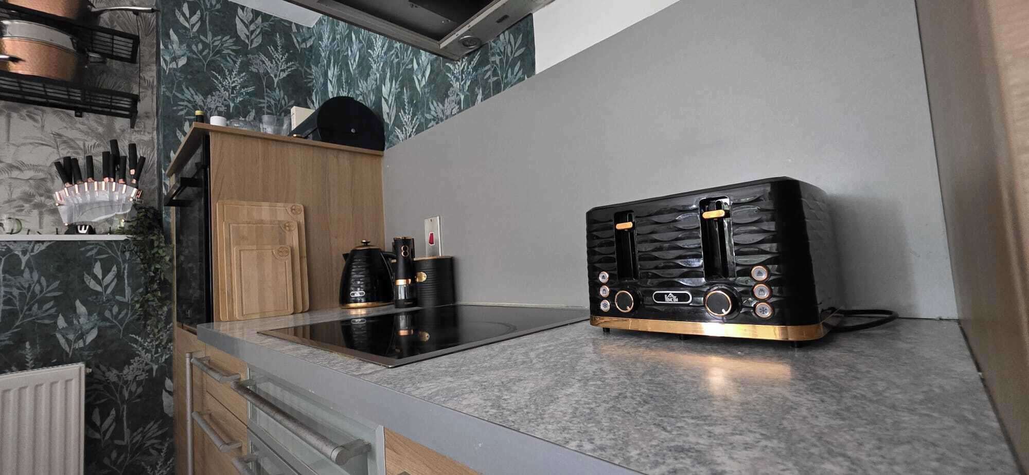 Frigorífico, horno, placa de cocina y lavavajillas