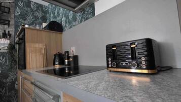 Frigorífico, horno, placa de cocina y lavavajillas