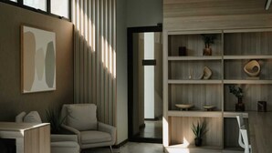 Uma sala de estar moderna com um sofá, uma mesa de centro e uma estante.