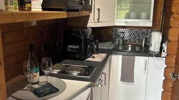 Coffee/tea maker, fridge, microwave, oven