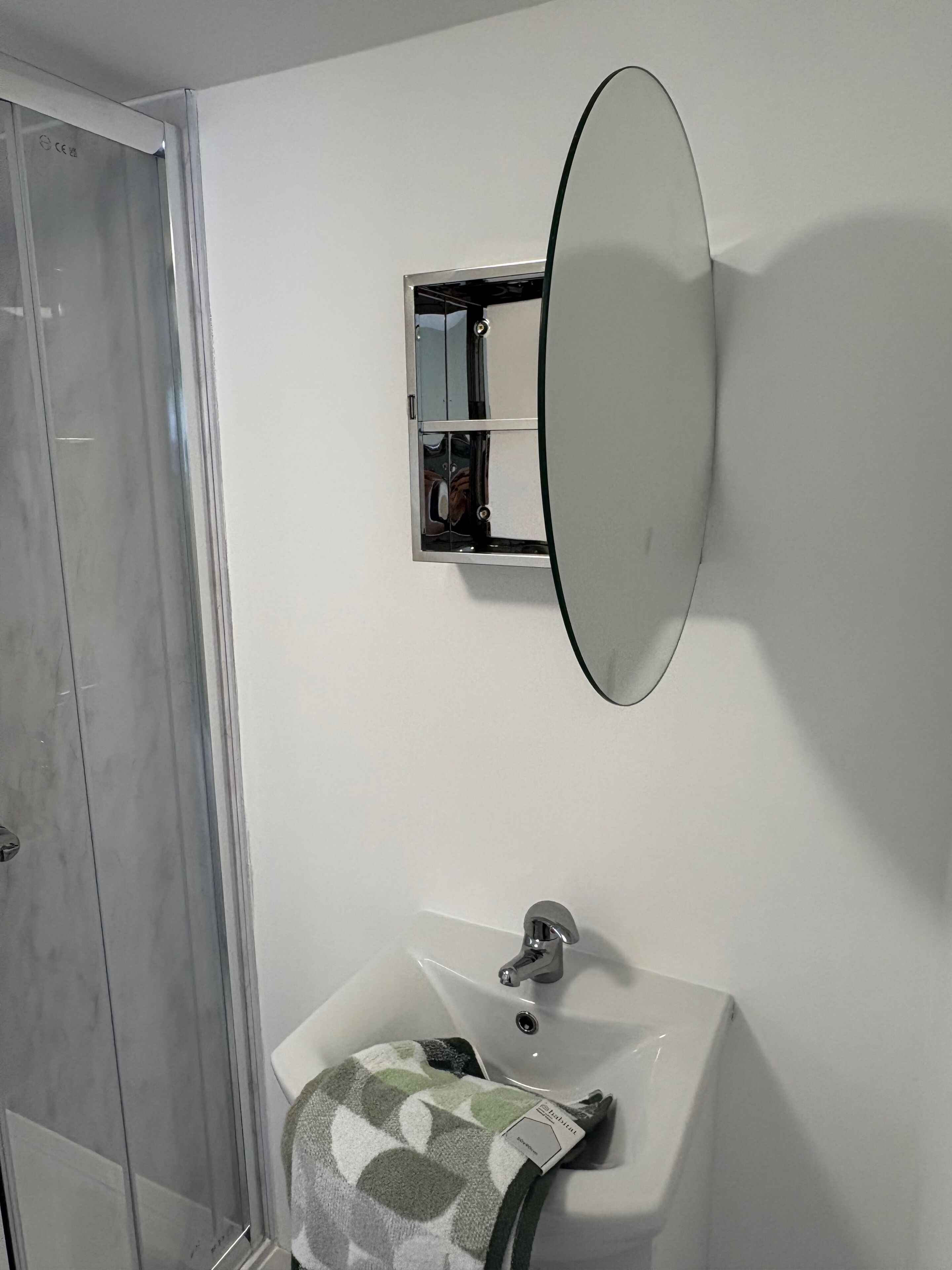 Ducha, secador de pelo y toallas