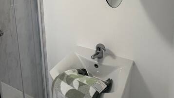 Ducha, secador de pelo y toallas