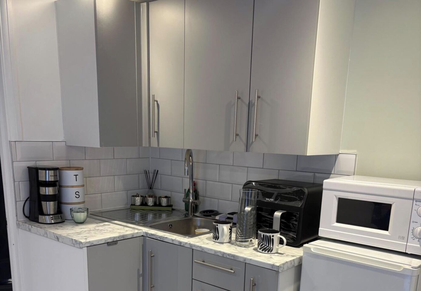 Coffee/tea maker, microwave, toaster
