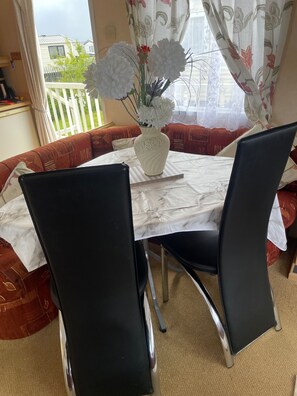 Dining - Caravan Sleeps 8 - Parking, Pet Friendly (Skegness)