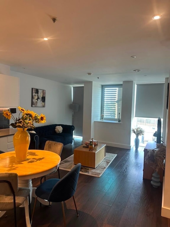 London Bliss Apartment - Cozy Stay With City Views - Epsom