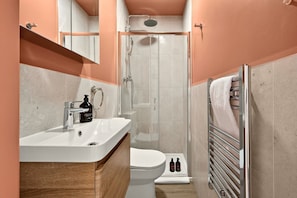Shower, hair dryer, towels - GuestReady - Compact Single room with Workspace (London)