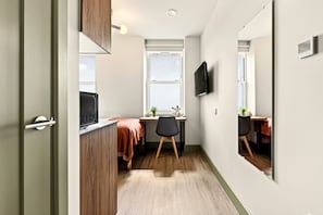 Interior - GuestReady - Compact Single room with Workspace (London)