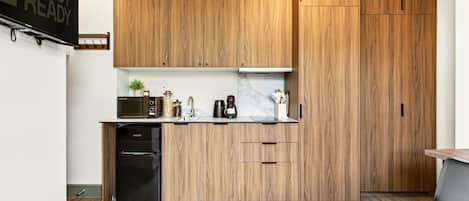 Cafetière-théière, réfrigérateur, four à micro-ondes, un four