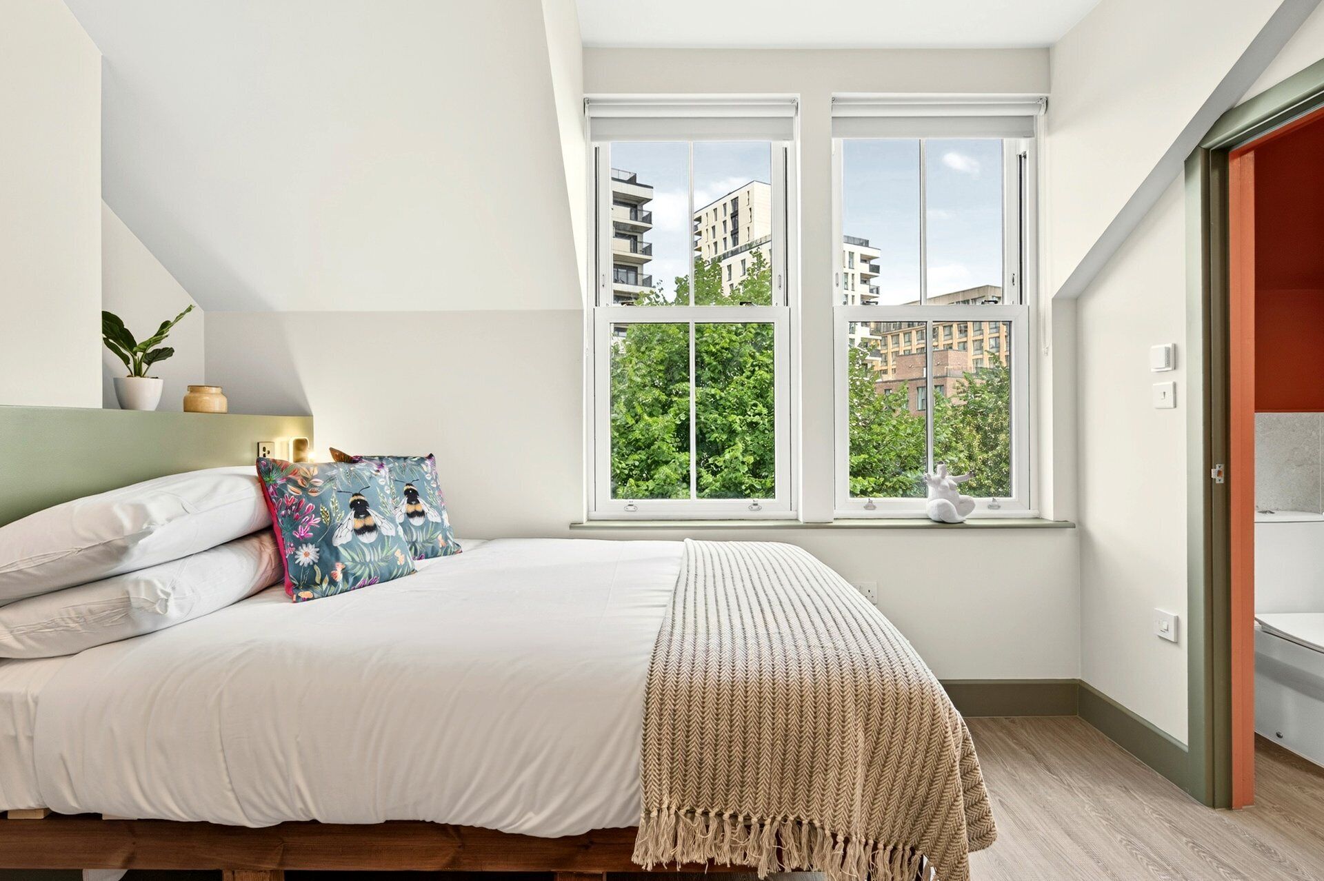 1 bedroom, desk, iron/ironing board, Internet