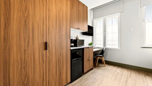 Una cocina moderna con armarios de madera, un microondas y un lavavajillas.