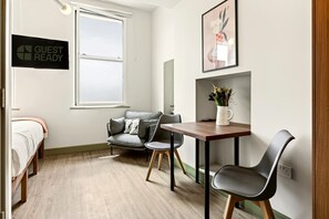 Interior - GuestReady - Modern King Studio with Kitchenette (London)