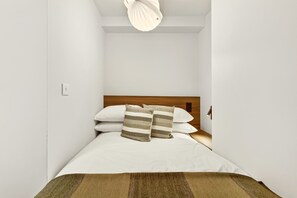 Desk, iron/ironing board, internet, bed sheets - GuestReady - Modern Studio w/ Kitchen & Workspace (London)