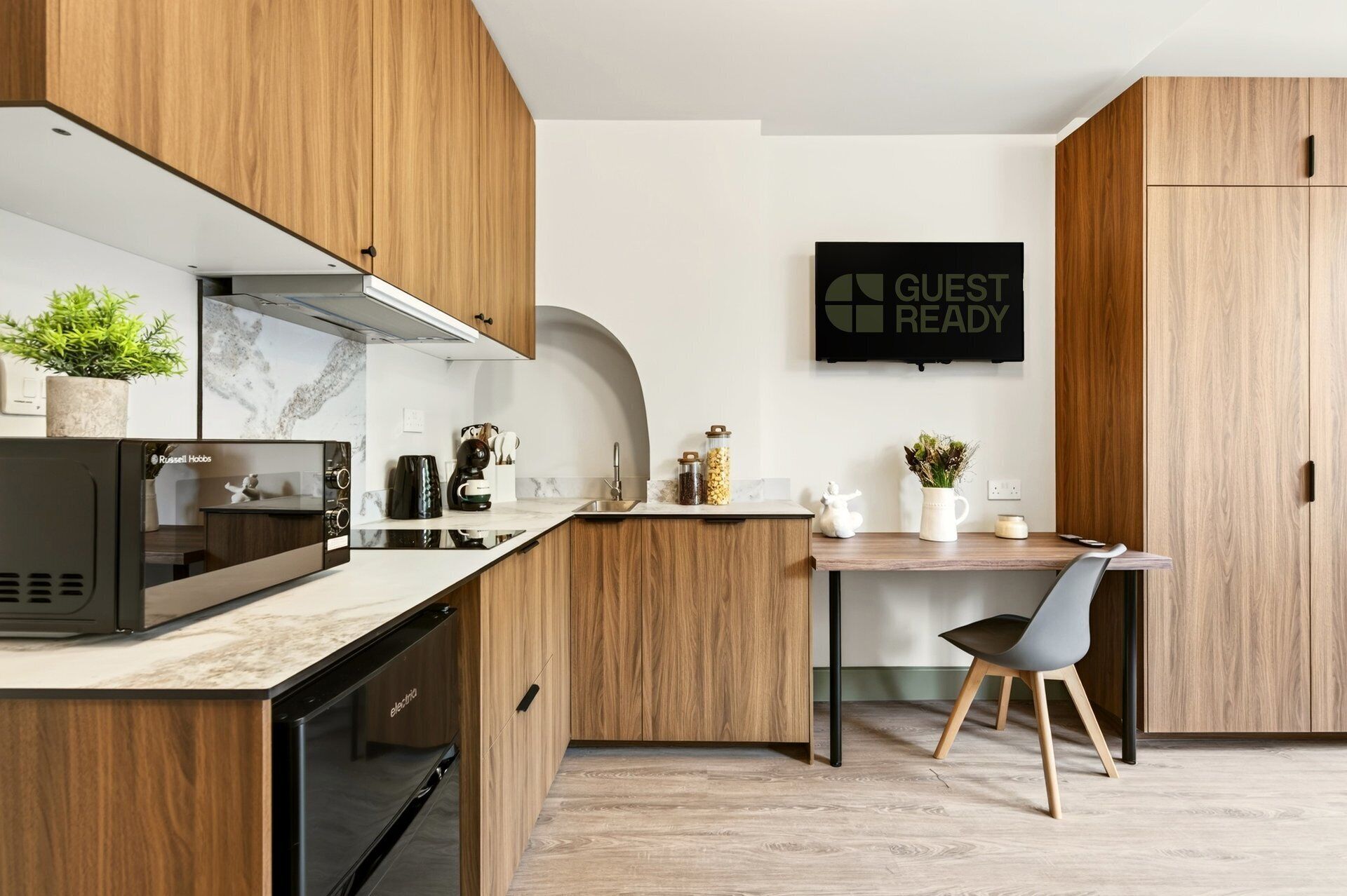 Coffee/tea maker, fridge, microwave, oven