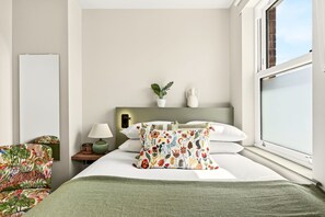 Room - GuestReady - King Studio w Workspace & Kitchenette (London)