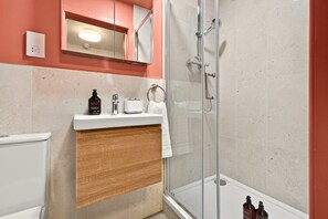 Bathroom - GuestReady - Spacious Apartment with Full Kitchen (London)