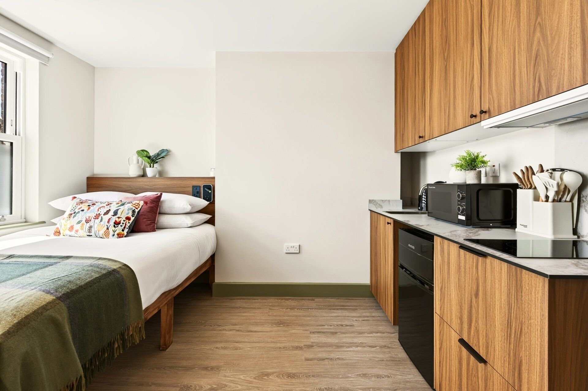 1 bedroom, desk, iron/ironing board, Internet