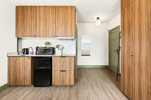 Kaffetrakter/tekoker, kjøleskap, mikrobølgeovn og ovn