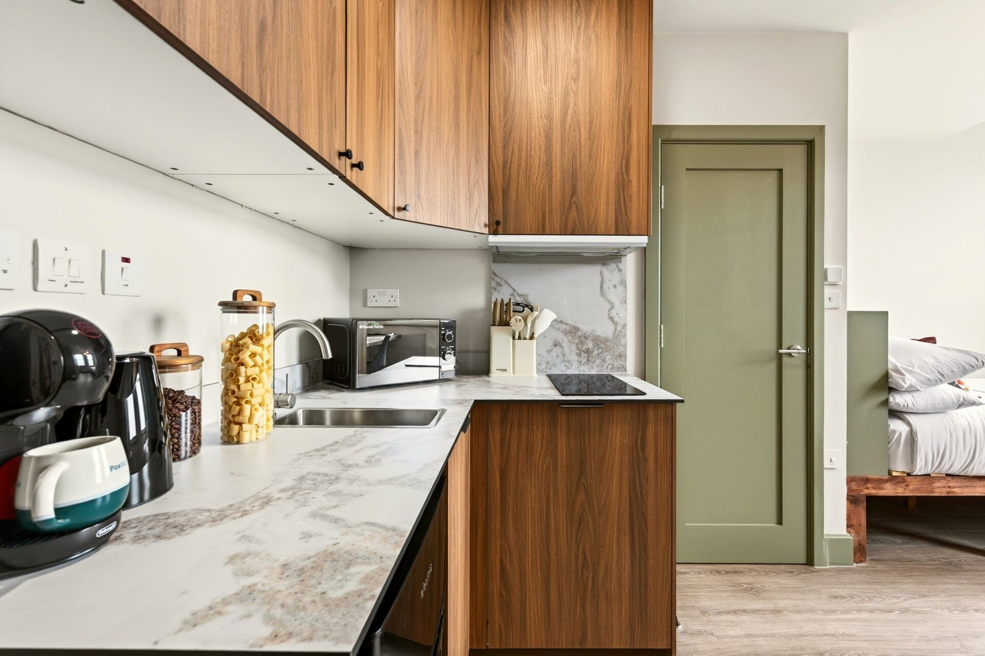 Coffee/tea maker, fridge, microwave, oven