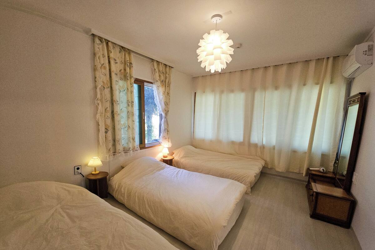 Shared Dormitory, Women only