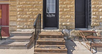 2 Bed Apartment in Historic Bank - Downtown Chapman -Family Friendly - King Bed