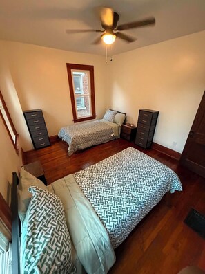 Tabla de planchar con plancha, wifi, ropa de cama