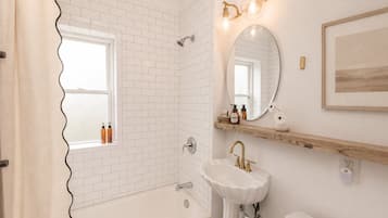 Sèche-cheveux, serviettes fournies, savon, papier toilette