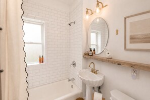 Sèche-cheveux, serviettes fournies, savon, papier toilette