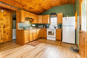 Fridge, microwave, oven, stovetop - Onyx at Nada - Your Escape to Nada Tunnel (Stanton)