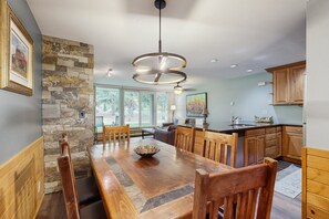 Dining - Spacious condo w/ pool & hot tub & near skiing (Vail)