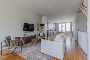 Smart TV - The Golden Hour Patio | 10 Min to Broadway - New Unit! (Nashville)